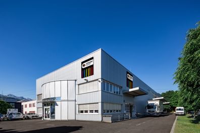 Moderner Bau mit viel Licht und Struktur – logistisches Rückgrat im Westen.