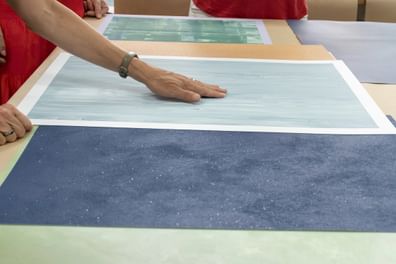 Mit der Hand über Farbmuster gleiten – Farben spüren, Oberflächen erleben, Wirkung testen.