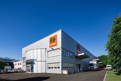 Moderner Bau mit viel Licht und Struktur – logistisches Rückgrat im Westen.