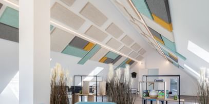 Freizeitraum mit farbigen Hanfpaneelen und gemütlichen Sesseln in frischem Türkis