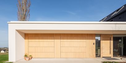 Tannenholzfassade des Garage des Wohngebäudes