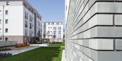 Klinkeroptik-Fassade und Blick auf die weiteren Gebäude