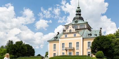 Villa vom Nahen in grüner Umgebung