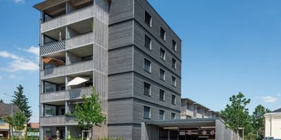 Wohngebäude von außen und Einfahrt in die Tiefgarage