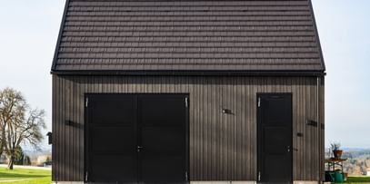 Seitenansicht des Wohnhauses mit Holfassade und Satteldach