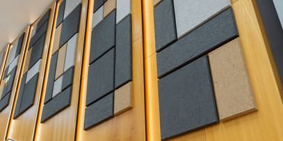 Moderne Wandgestaltung mit Hanfpaneelen in dunklen Tönen und stimmungsvoller Lichtführung