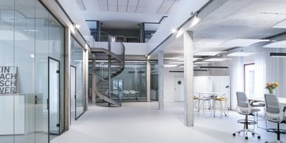 Lichtdurchflutetes Office mit klarer Linienführung und fugenlosem, elegantem Boden