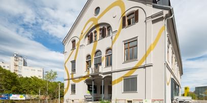 Goldene Verzierungen auf der Gebäudefassade