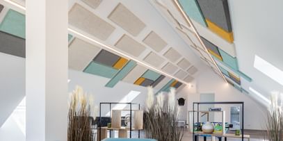 Wohnzimmer mit vier blauen Sesseln und einem Beistelltisch