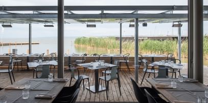 Tische im Restaurant mit Blick auf den Neusiedlersee