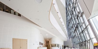 Halle der Anton Bruckner Privatuniversität mit Glasfront