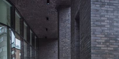 Architektur in Anthrazit mit markanter Textur – kraftvoll, elegant und monumental