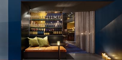 Blick auf die Bar mit Weinregal und Weingläsern