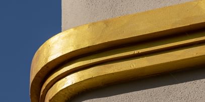 Goldene Elemente an der Hotelfassade