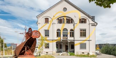 Rostige Stahlkonstruktion vor dem Eingangsbereich