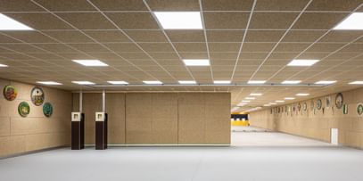 Ausblick auf den gesamten Schießraum mit Akustikpaneelen aus Hanf