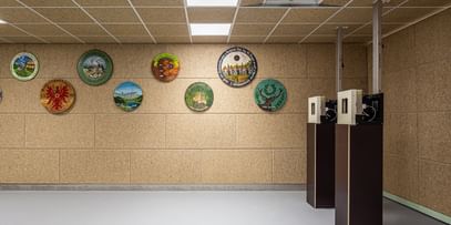 Akustikpaneele aus Hanf an denen runde Bilder hängen