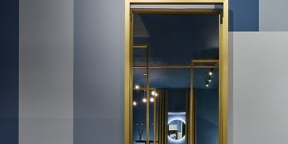 Raumwände in verschiedenen Blauntönen und braunen Sesseln