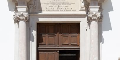 Holz-Eingang der Kirche