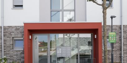 Roter Eingangsbereich des Wohngebäudes