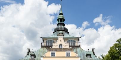 Weg zur Villa in grüner Umgebung