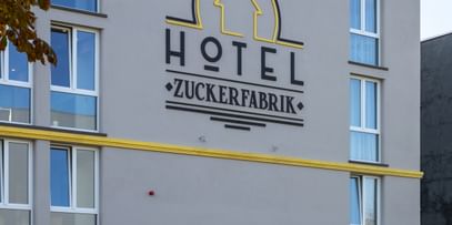 Blick auf das Hotel Zuckerfabrik mit goldenen Fassadenelementen