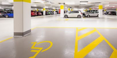 Gelber freistehender Versehrtenparkplatz