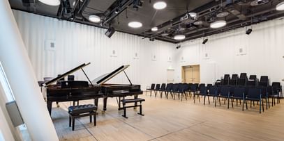 Vortragsraum der Anton Bruckner Privatuniversität mit Piano