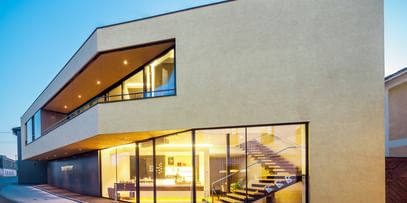 Modernes Gebäude der Bäckerei Reisinger in Gutau mit großzügigen Glasfronten und einer Fassadengestaltung mit CapaGold.