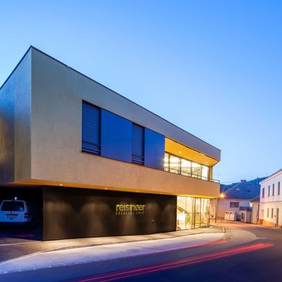 Modernes Gebäude der Bäckerei Reisinger in Gutau mit großzügigen Glasfronten und einer Fassadengestaltung mit CapaGold.