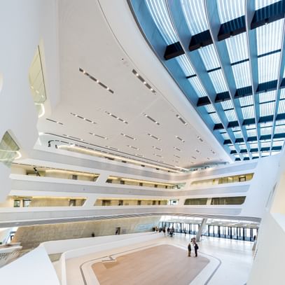Eingangshalle Wirtschaftsuniversität Wien, hohe Glasdecke