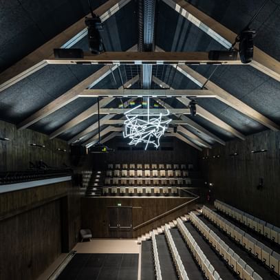 Spitzdach des Auditoriums mit Holzbalken