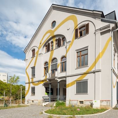 Goldene Verzierungen auf der Gebäudefassade