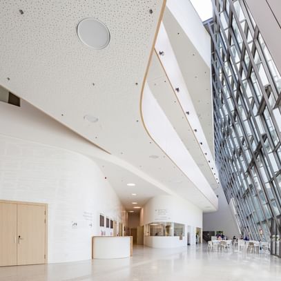 Halle der Anton Bruckner Privatuniversität mit Glasfront
