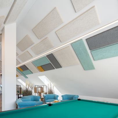 Wohnzimmer mit Hanfakustik-Platten an der Decke