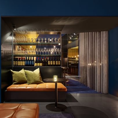Blick auf die Bar mit Weinregal und Weingläsern