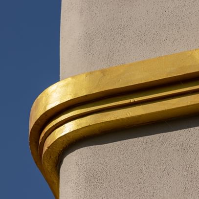 Goldene Elemente an der Hotelfassade