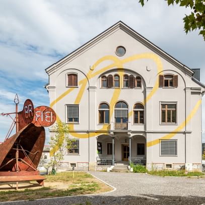 Rostige Stahlkonstruktion vor dem Eingangsbereich