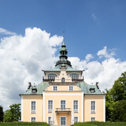 Weg zur Villa in grüner Umgebung