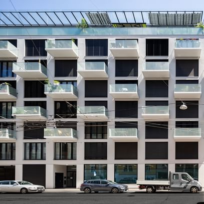 Ein modernes Wohngebäude-Fassade mit mehreren Balkonen.