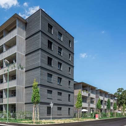 Wohngebäude von außen mit Holzfassade
