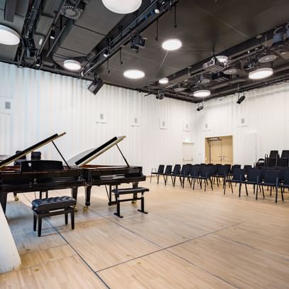 Vortragsraum der Anton Bruckner Privatuniversität mit Piano