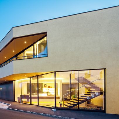 Modernes Gebäude der Bäckerei Reisinger in Gutau mit großzügigen Glasfronten und einer Fassadengestaltung mit CapaGold.