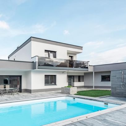 Modernes Haus mit Pool – effizient gebaut, komfortabel bewohnbar