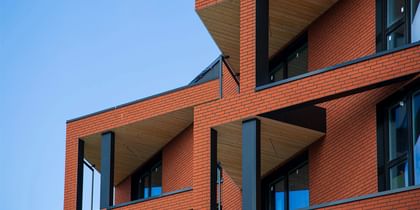 Geometrische Fassaden mit tiefroten Verblendern – mutig, urban und ausdrucksstark