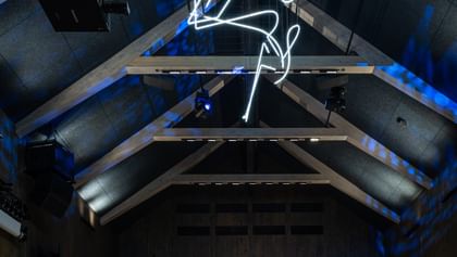 Auditorium mit Spitzdach