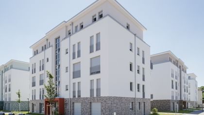Gebäude von außen mit rotem Eingangsbereich