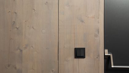 Holzwand mit Lichtschalter vom Nahen