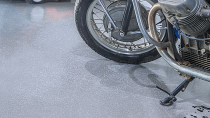 Grauer Glitzerboden in Werkstatt mit Oldtimer-Motorrad – robust, charmant und belastbar