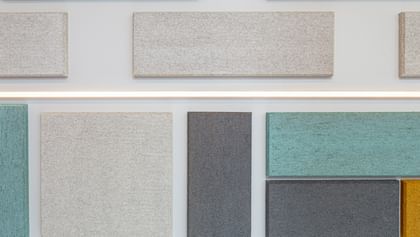 Nahaufnahme der bunten Hanfakustik-Platten